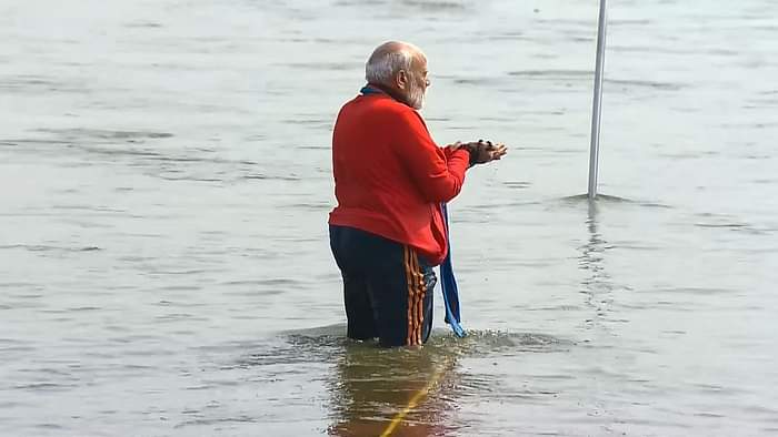 Mahakumbh: PM Modi took a dip in Sangam, worshiped Mother Ganga, see photos