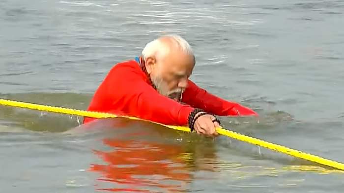 Mahakumbh: PM Modi took a dip in Sangam, worshiped Mother Ganga, see photos