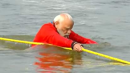 PM Visit In Mahakumbh : प्रधानमंत्री नरेंद्र मोदी ने कुछ इस अंदाज में किया मां गंगा को प्रणाम, देखें तस्वीरें PM Visit In Mahakumbh Sadness seen on PM Modi face see Prime Minister Sangam visit in pictures