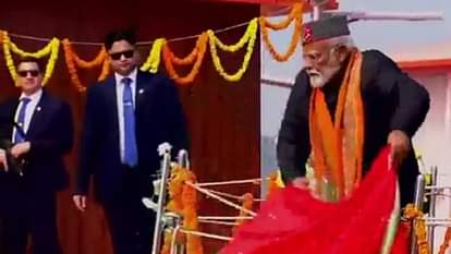 Mahakumbh: PM Modi took a dip in Sangam, worshiped Mother Ganga, see photos
