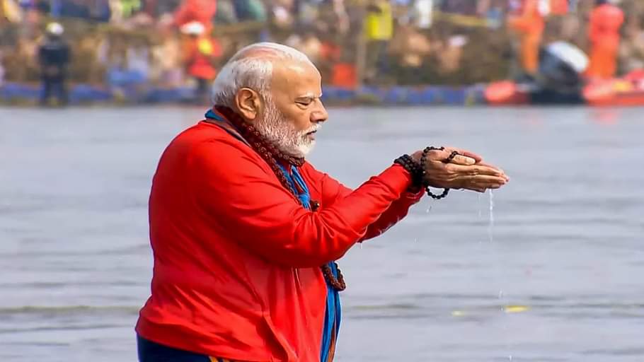 Mahakumbh: PM Modi took a dip in Sangam, worshiped Mother Ganga, see photos