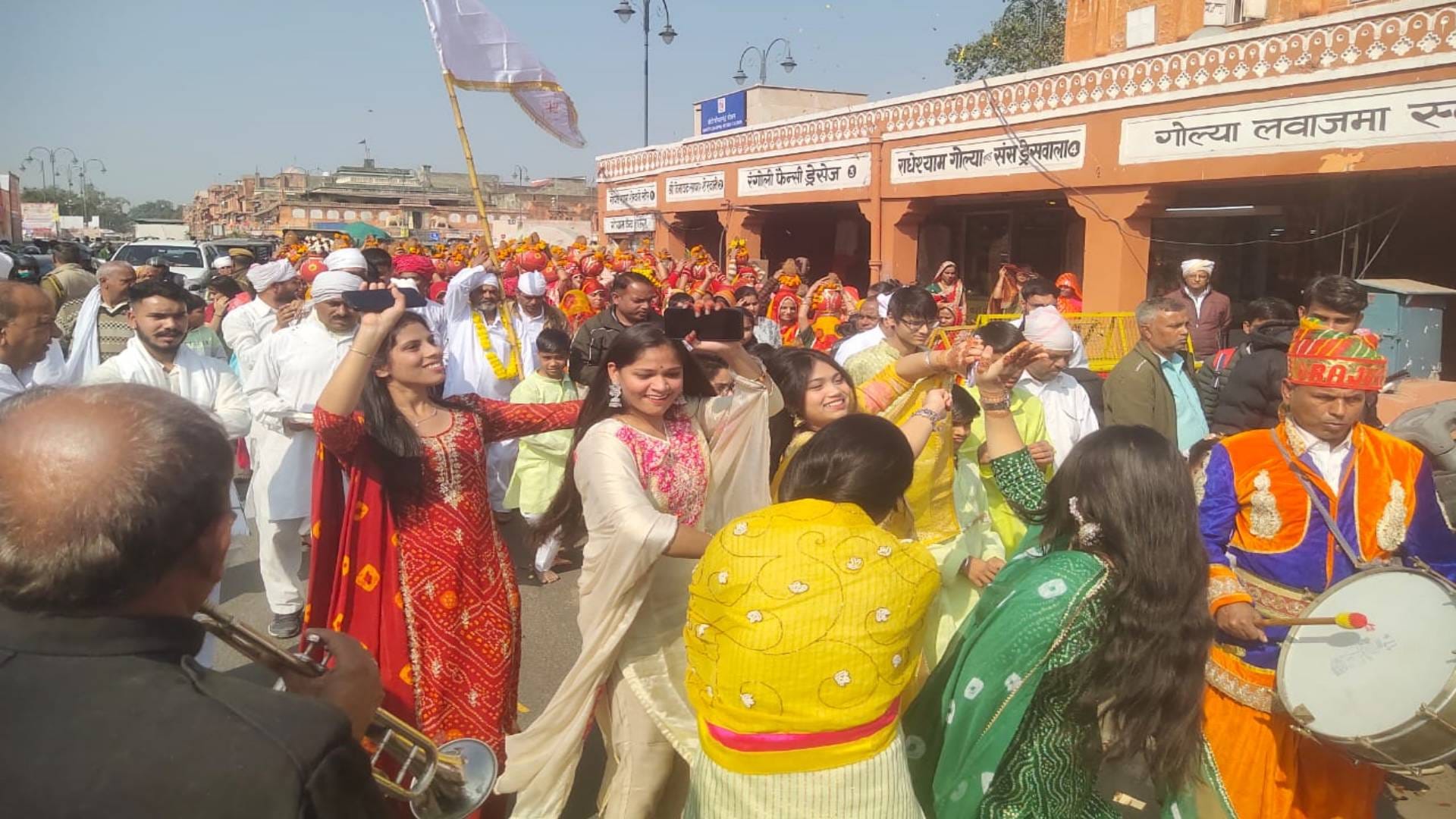 Rajasthan Gulab Singh Bhomia temple was established in Jaipur foreign tourists participated in tableau photos