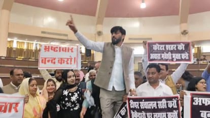 Kota North Municipal Corporation Board Meeting BJP and Congress councilors face to face waved banners fiercely
