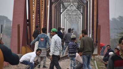 रामगंगा पुल बंद: मुरादाबाद में दिनभर अव्यवस्था, पुलिस-प्रशासन व रोडवेज अफसरों की योजना फेल, देखें तस्वीरें Ramganga bridge closed: Chaos throughout in Moradabad, plans administration and roadways officers fail