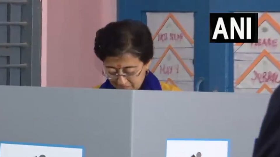 Delhi Election 2025 Many leaders including CM Atishi, Rahul Gandhi, Bansuri Swaraj cast their votes