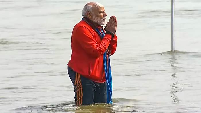 Mahakumbh: PM Modi took a dip in Sangam, worshiped Mother Ganga, see photos