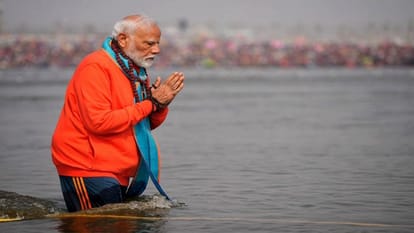 PM Modi: During his visit to Sangam, PM took information about Mahakumbh event