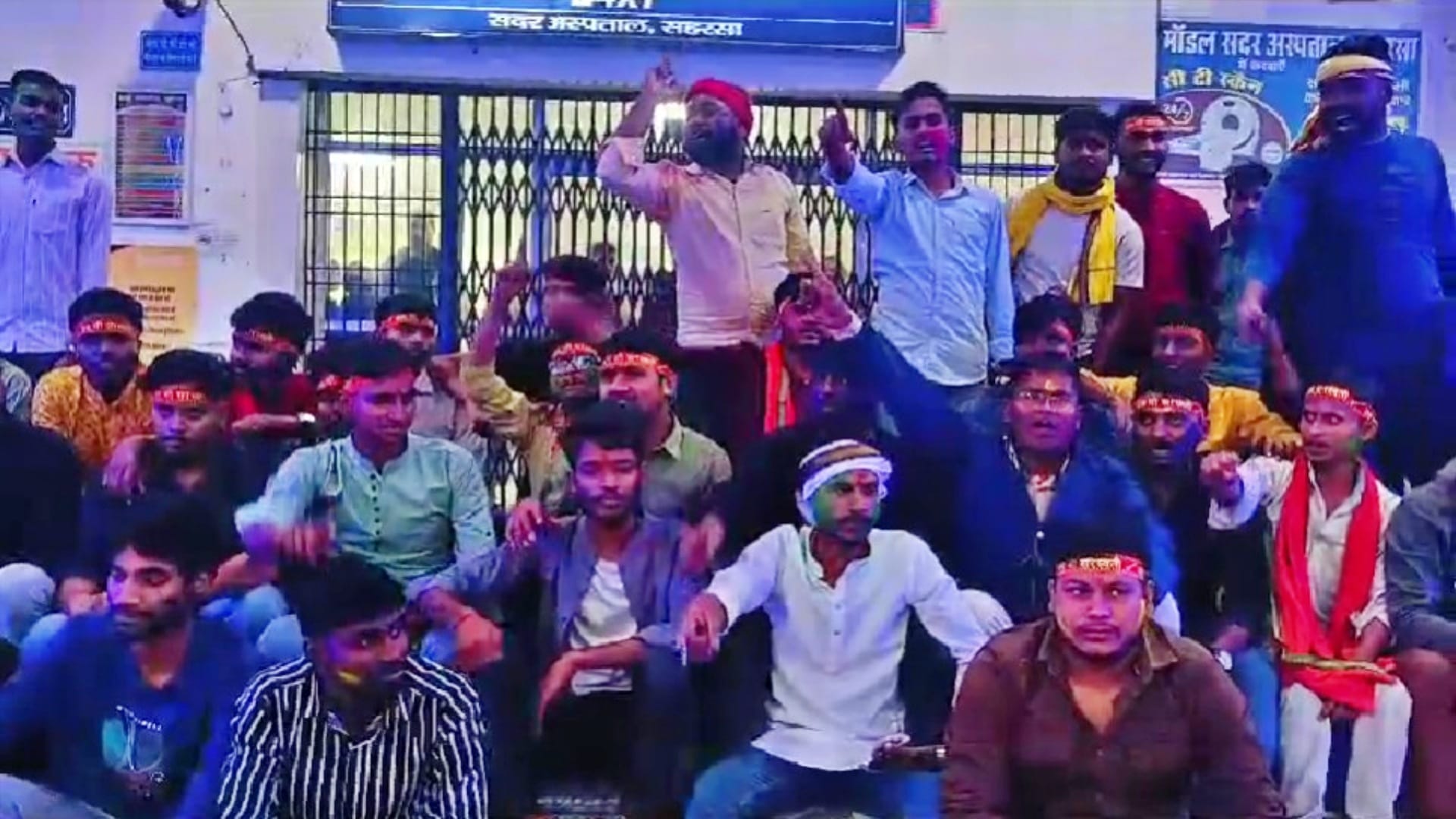 पुलिस के खिलाफ विरोध-प्रदर्शन करते पैरा मेडिकल छात्र