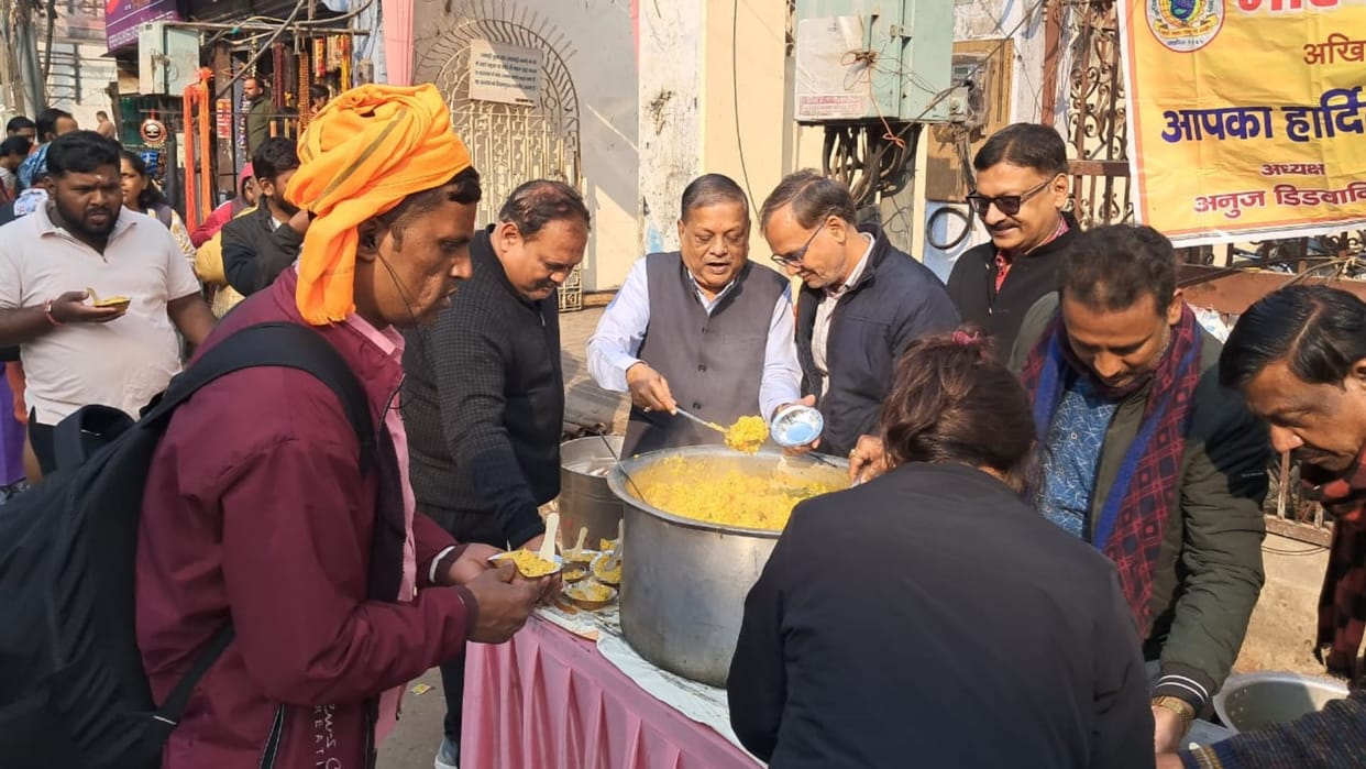 Varanasi News Devotees took prasad in huge bhandaar traders extended full cooperation