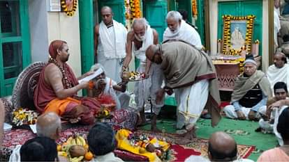 Shankaracharya Vidhusekhar Bharati offered prayers at Kalbhairav Annapurna Temple and Sankatmochan Temple