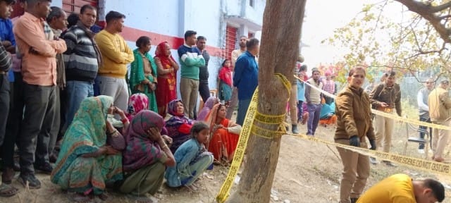 A class eight student's dead body found hanging from a tree in pisawan Sitapur.