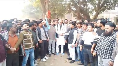व्यापारियों ने सपा नेताओं के साथ किया प्रदर्शन