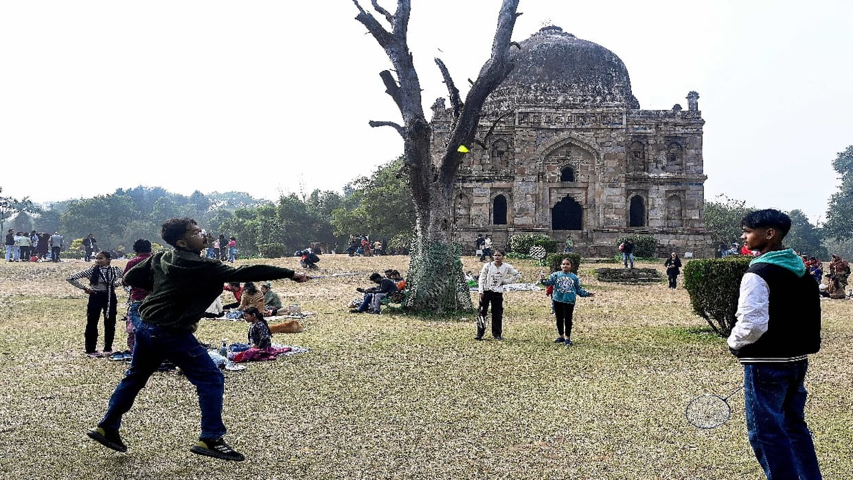 Delhi weather is cold in morning and evening heat is troubling during day