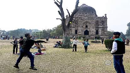 Delhi Weather Forecast: सुबह-शाम ठंड, दिन में गर्मी कर रही परेशान, आज सुबह कुछ जगह कोहरे की संभावना Delhi weather is cold in morning and evening heat is troubling during day