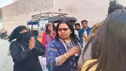 सपा नेताओं और पुलिस के सामने रोती महिला