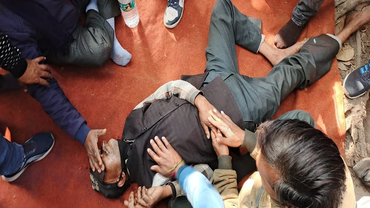 contract electricity workers fainted during protest in Bareilly