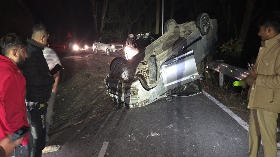 Haldwani : Ertiga car going from Nainital to Kaladhungi overturned, eight injured