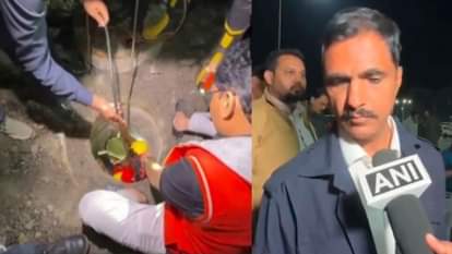 बच्चे को मैनहोल से निकालते सूरत अग्निशमन विभाग के कर्मचारी