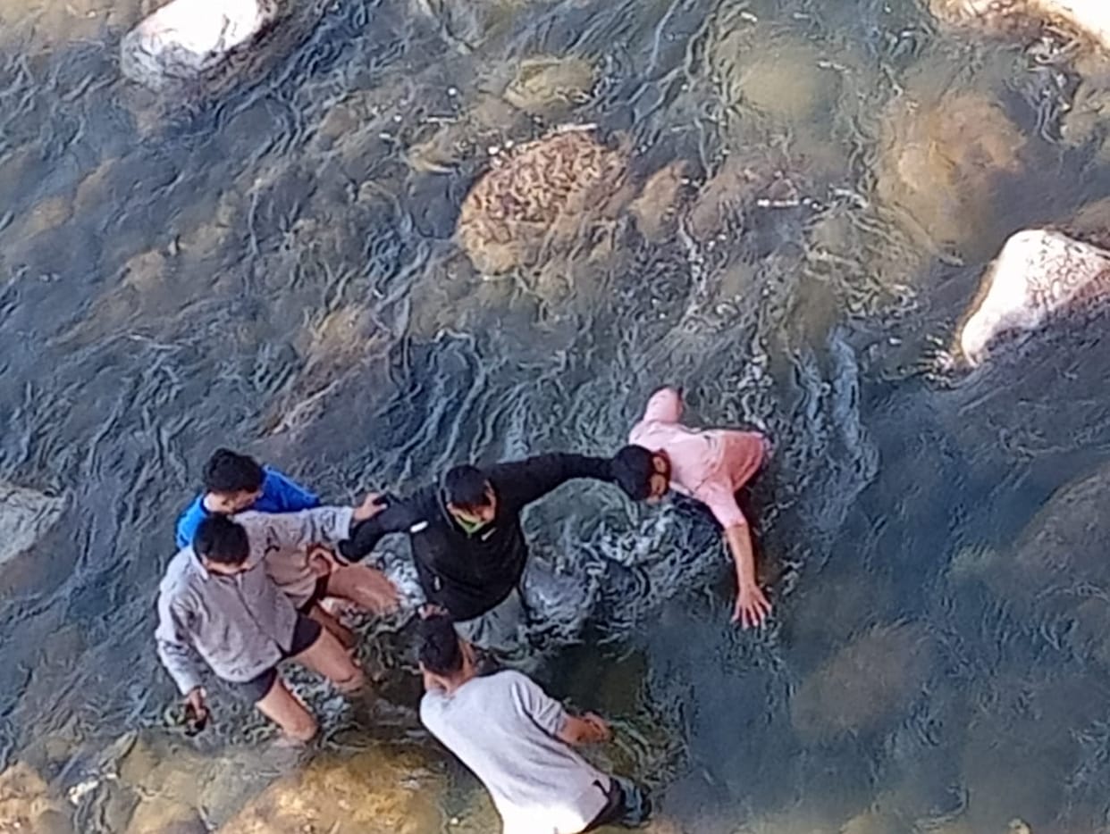 Uttarkashi News Boy jumped into Bhagirathi river from Joshiyara suspension bridge QRT team saved his life
