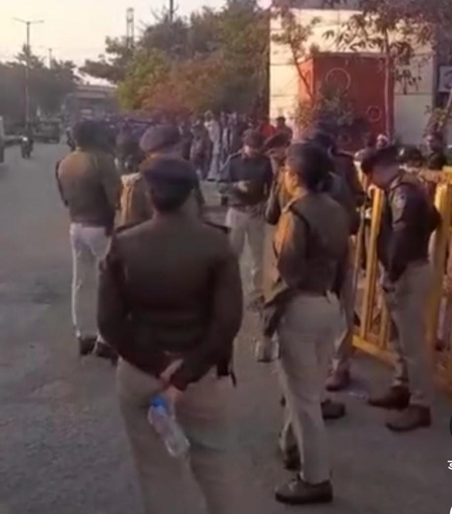 Bhopal: After police intervention in Bhopal, shopkeepers in Moti Nagar Basti started removing their goods, Con