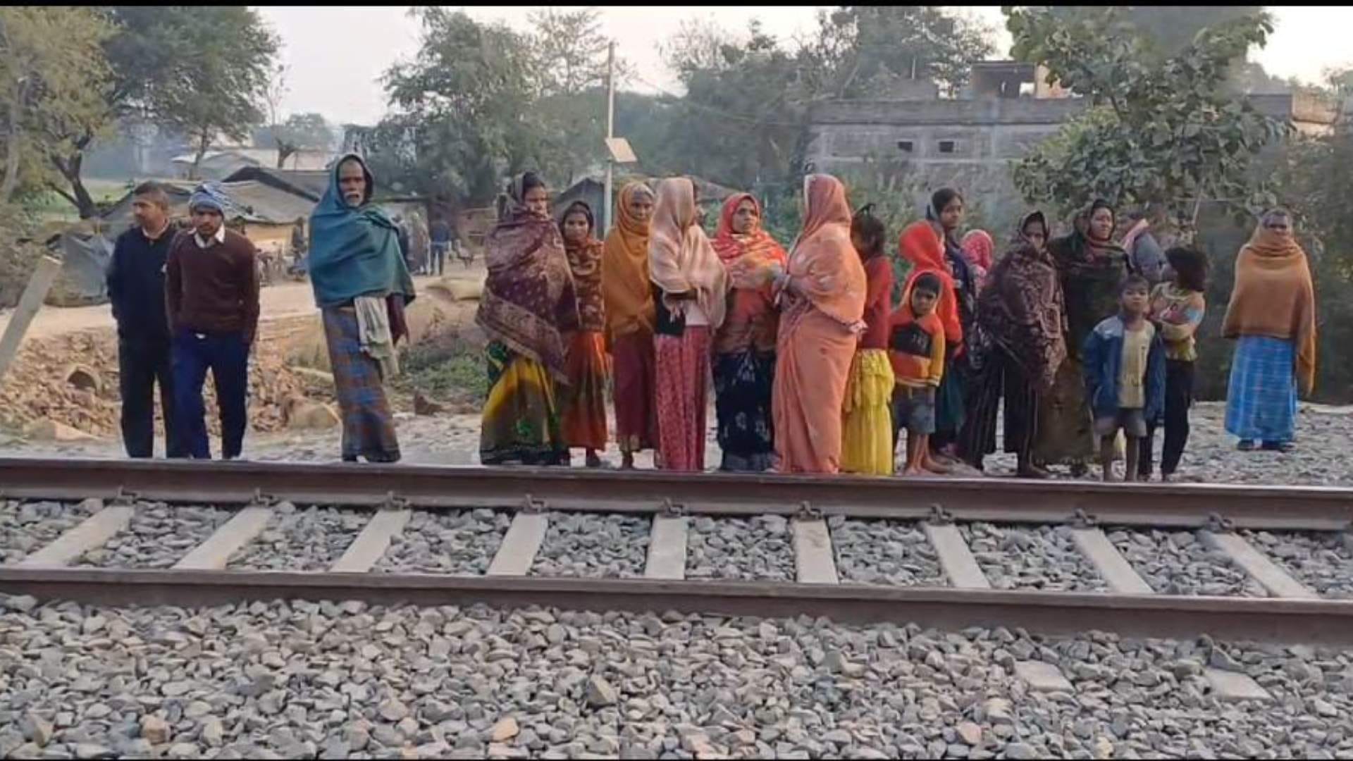 घटनास्थल पर जुटे लोग