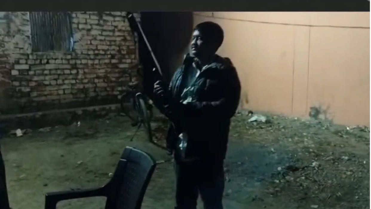 Photo-video of a man with a weapon in his hand singing Bhojpura song in Gorakhpur goes viral