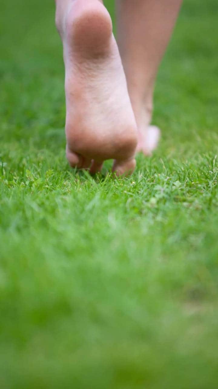 घास पर चलना