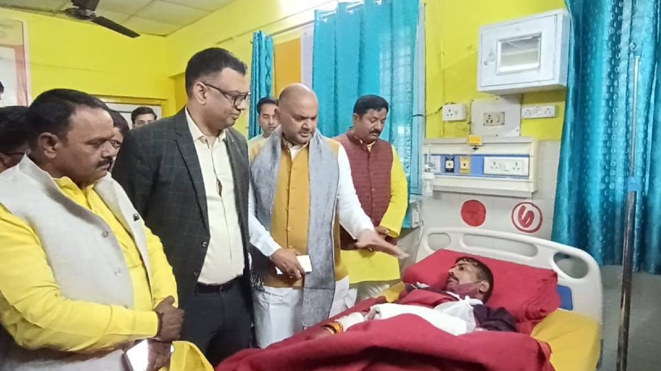 BJP leader reached hospital to know condition of injured worker In Ayodhya who attacked by SP workers