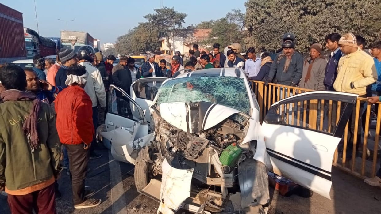 Varanasi Major Accident many people died and injured after car collides with bus on highway
