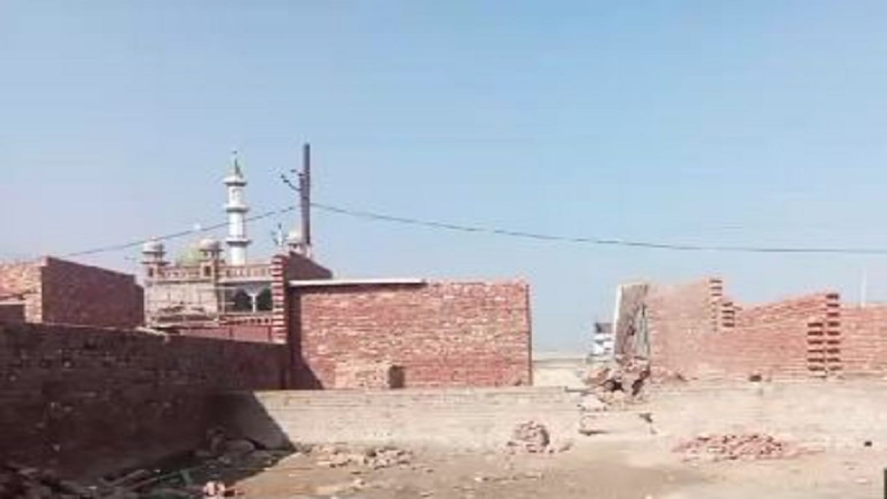Family sleeping in the house bullies bulldozer run at midnight four people injured in Bareilly Baheri