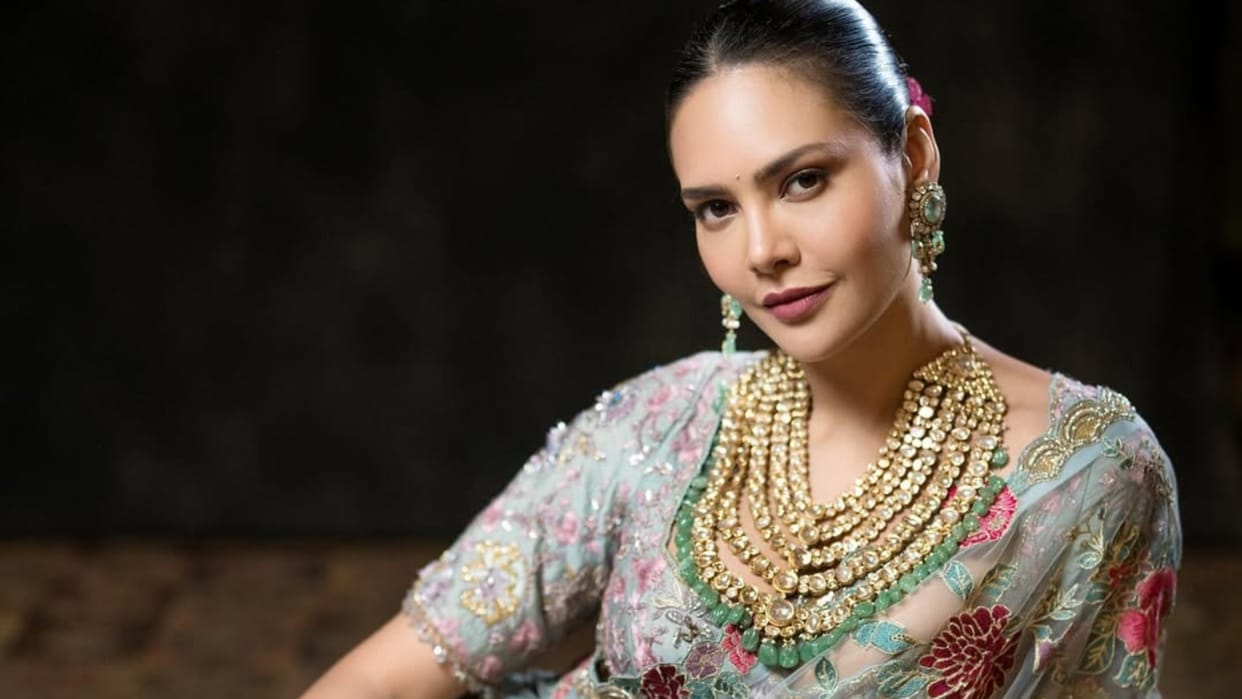 Esha gupta takes holy dip in mahakumbh and says she come as sanatani not as bollywood actress