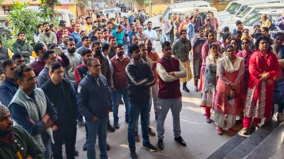 Employee dies during work in Jhansi employee organization angry Memorandum submitted to State Tax Commissioner
