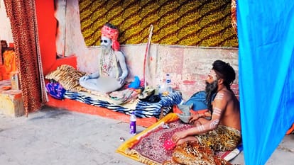 काशी के घाटों पर जुटने लगे नागा साधु।