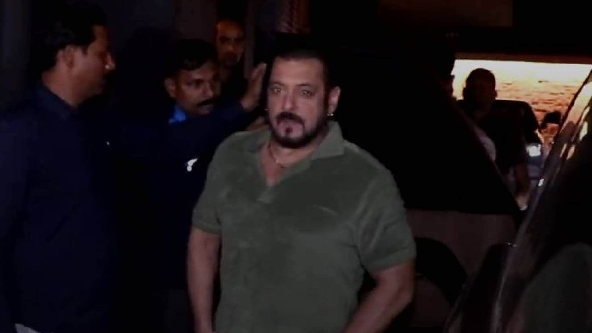 shah rukh khan and salman khan reached at aamir khan son junaid khan khushi kapoor film Loveyapa screening