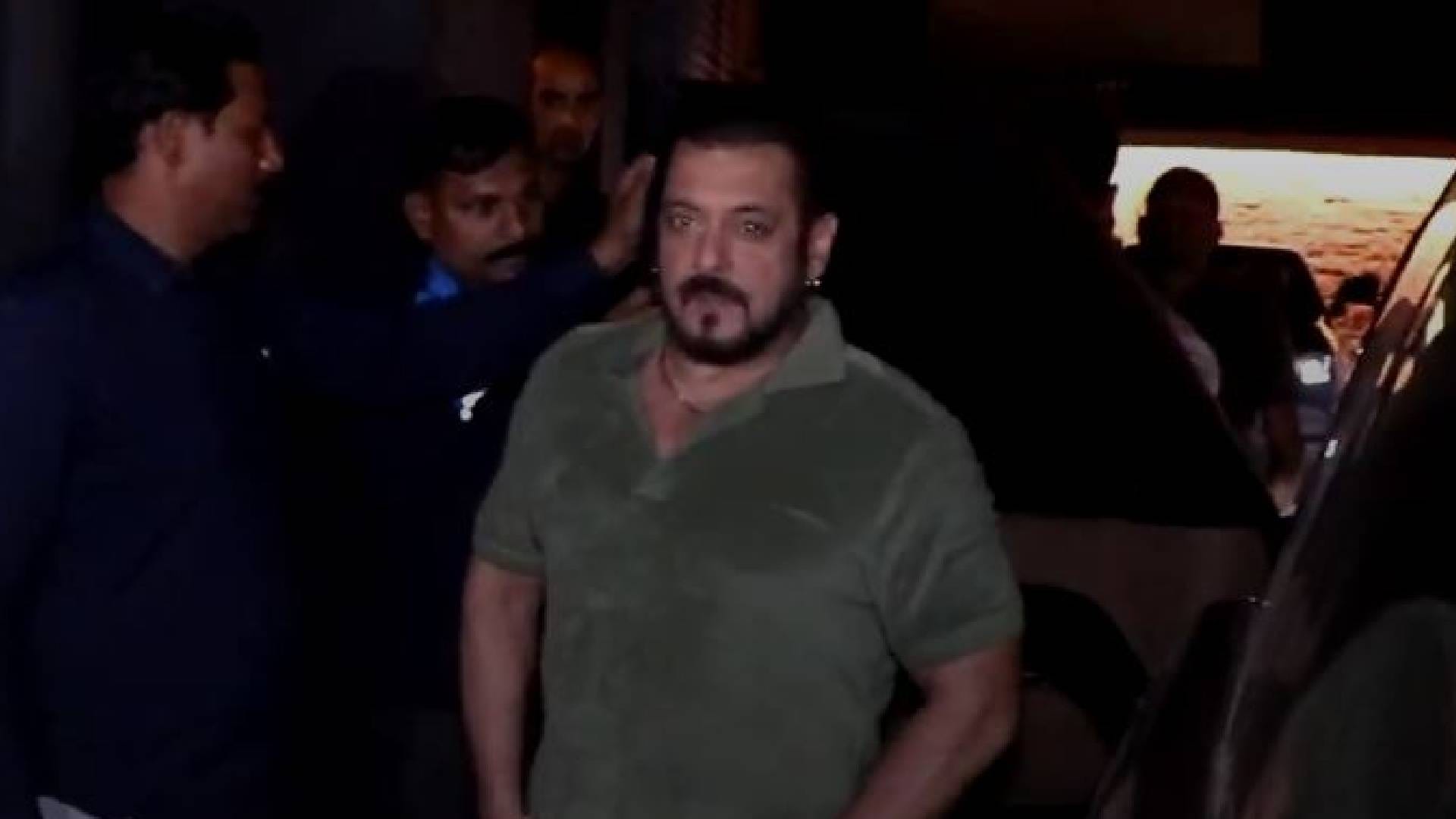 shah rukh khan and salman khan reached at aamir khan son junaid khan khushi kapoor film Loveyapa screening