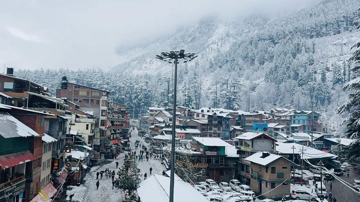 Himachal Weather Snowfall in many areas including Shimla Manali 220 roads closed