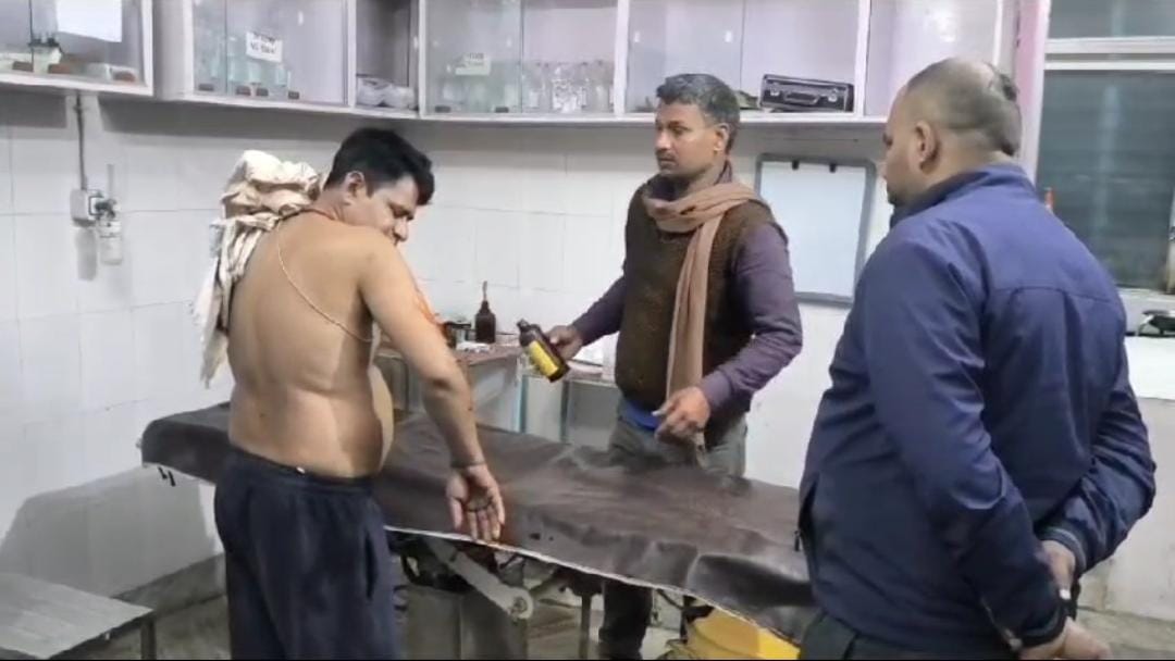 Miscreants threw boiling tea on shopkeeper for not giving gutkha in bihar