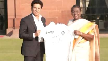 Sachin Tendulkar: राष्ट्रपति द्रौपदी मुर्मू से परिवार के साथ मिले सचिन तेंदुलकर, भेंट की टेस्ट जर्सी, वीडियो sachin tendulkar meets president draupadi murmu with family gifts test jersey see video