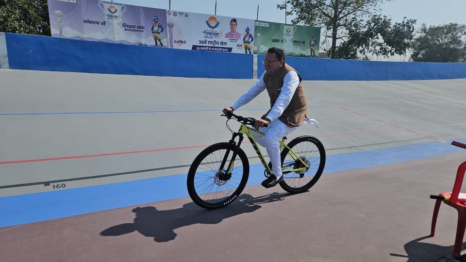 CM Pushkar Singh Dhami reached Rudrapur Sports Stadium and did cycling