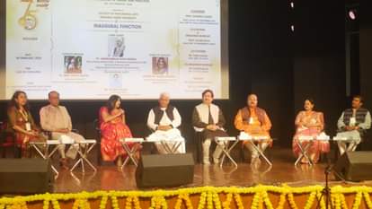 संगोष्ठी के दाैरान मंचासीन अतिथिगण।