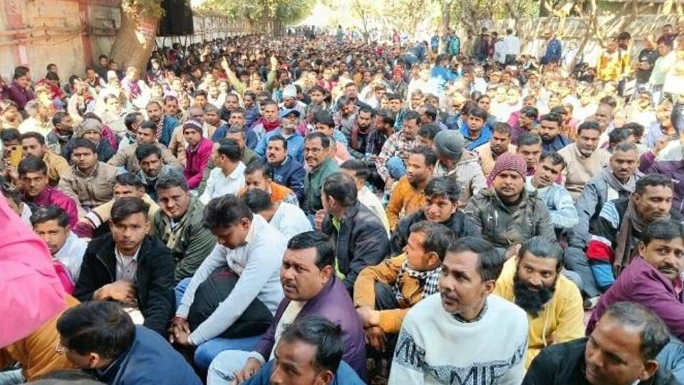 Electricity workers from 19 districts sat on dharna in protest against layoff of contract workers in Lucknow