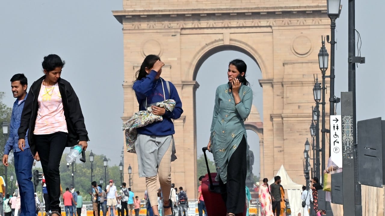 Strong winds increased chill in Delhi minimum temperature recorded at 8.2 degrees