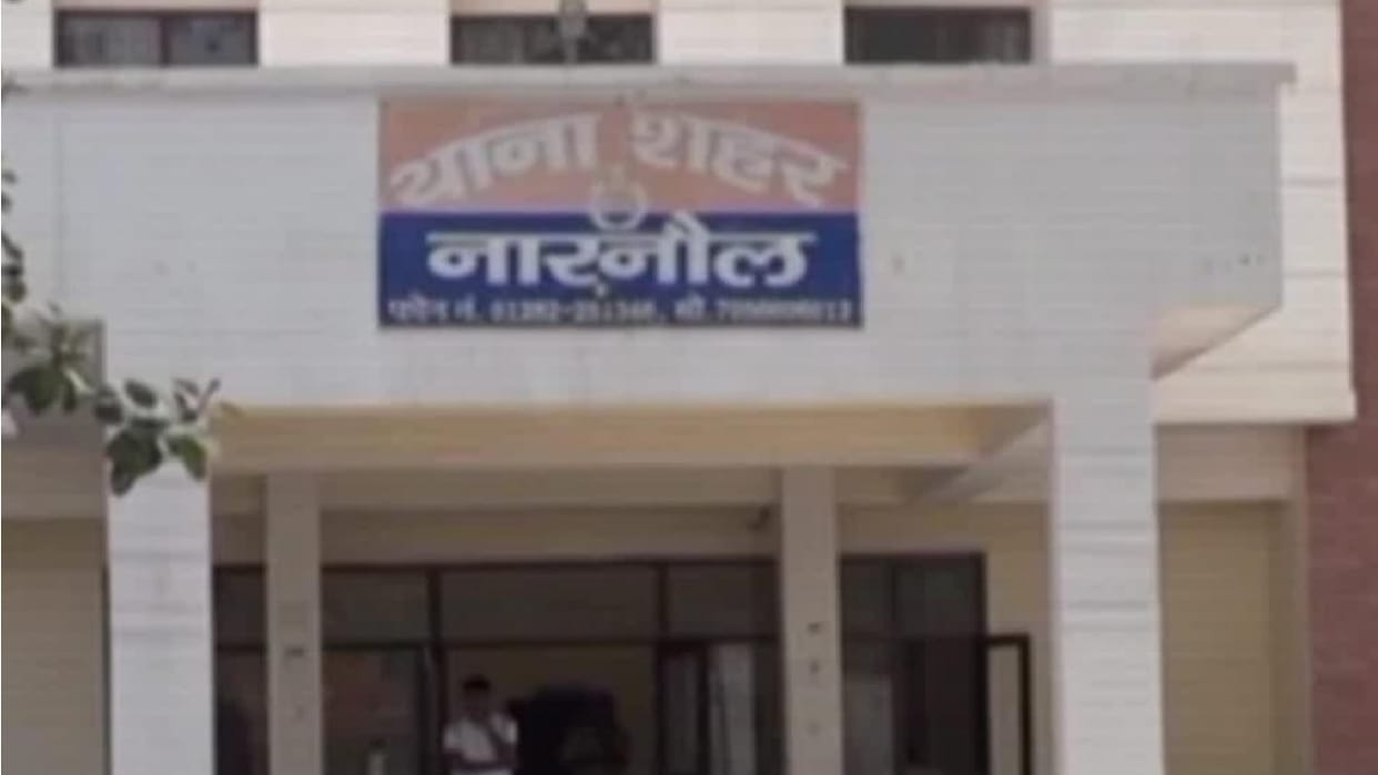 Illegal weapons found with three youths travelling in an I-20 in Narnaul, police arrested them