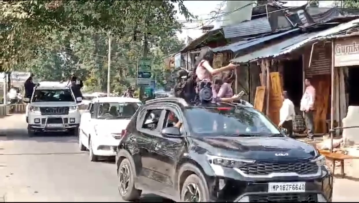 Umaria News: After the farewell party students riding a car did dangerous stunts