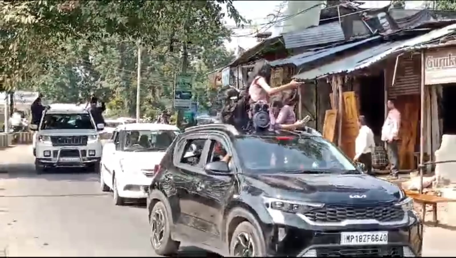 इस तरह से कार में किए स्टंट।