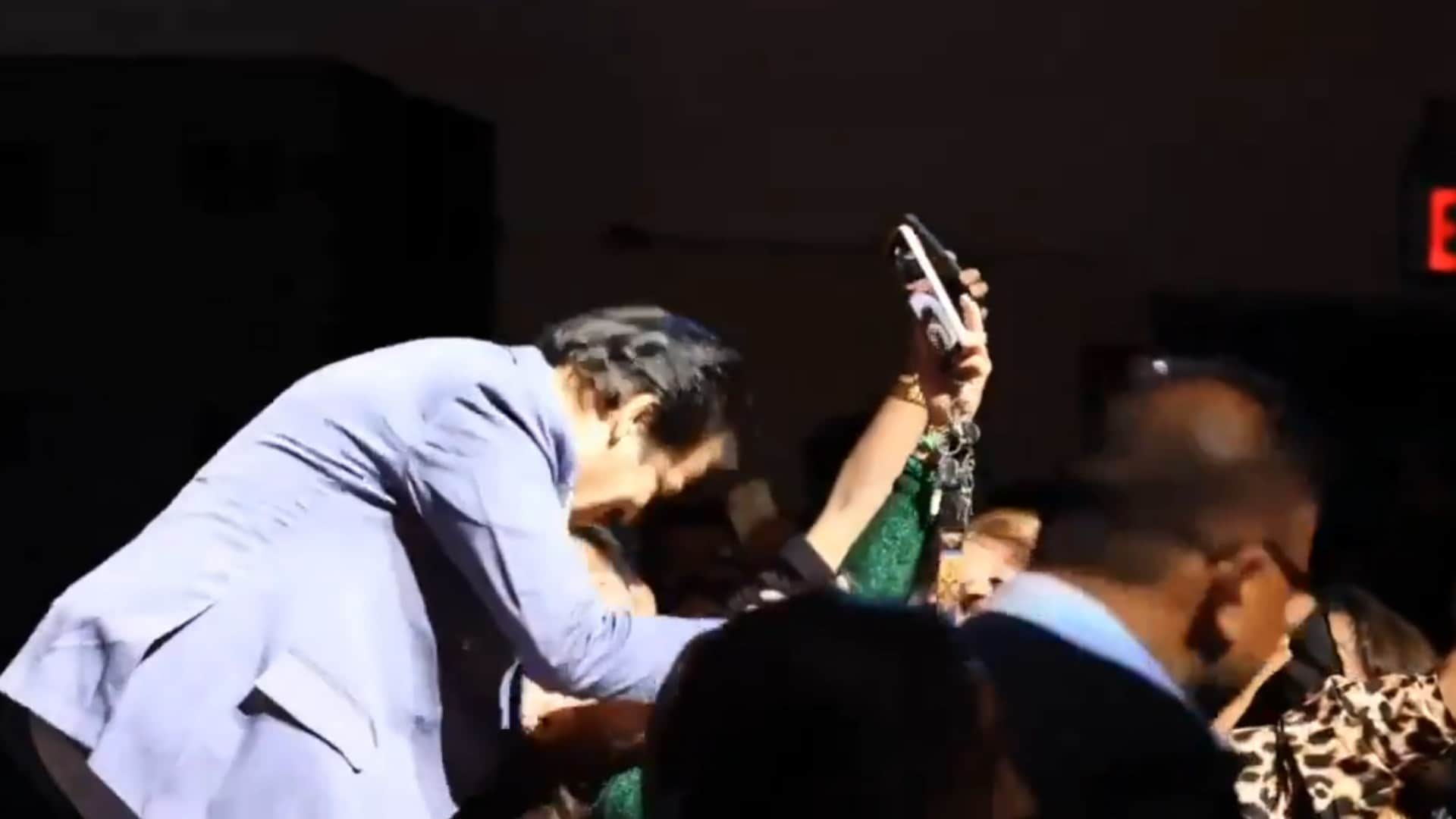 Udit Narayan New Kissing Video Surfaced On Internet Fans Reacts