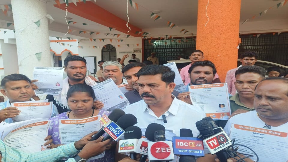 Congress accuses of getting forms filled in name of PM Awas demands action in code of conduct case in Bijapur