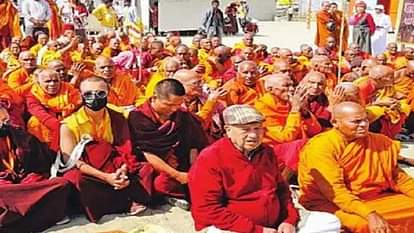 Mahakumbh : पहली बार दुनिया भर के भंते लामा के साथ बौद्ध भिक्षुओं ने लगाई डुबकी, सनातन और बौद्ध एकता का संकल्प For the first time, Buddhist monks took a dip with Bhante Lama from all over the world