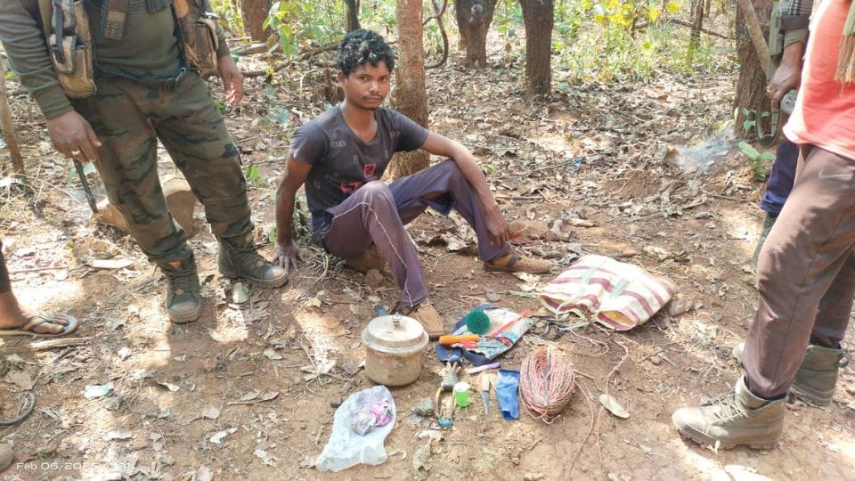 आईईडी प्लांट करने पहुंचा युवक गिरफ्तार