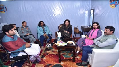 Mahakumbh: Actress Esha Gupta took a dip in Sangam, reached Mahakumbh with her mother.